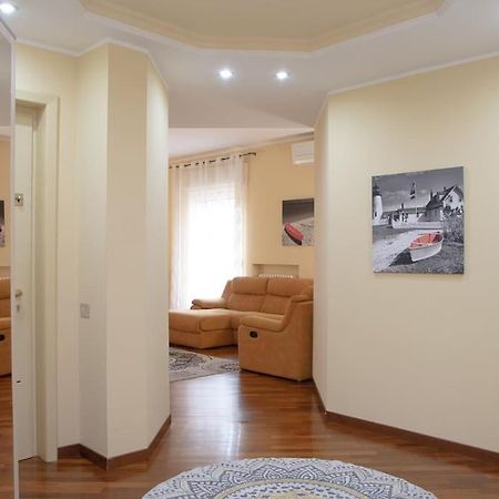 Appartamento Grazioso Con Parcheggio Privato Placência Exterior foto