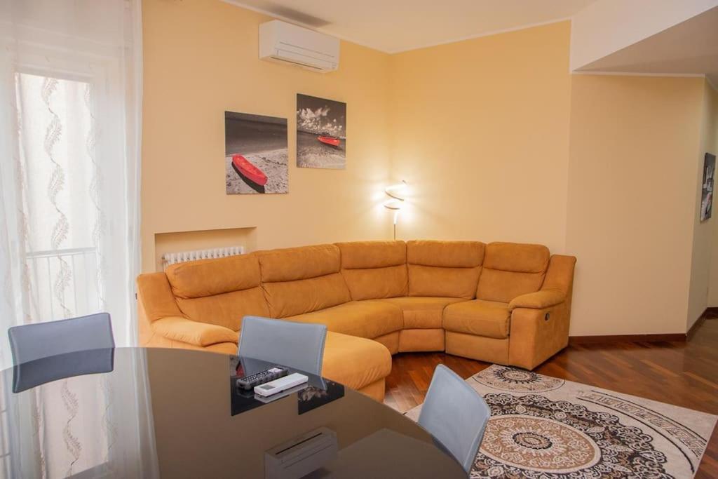 Appartamento Grazioso Con Parcheggio Privato Placência Exterior foto